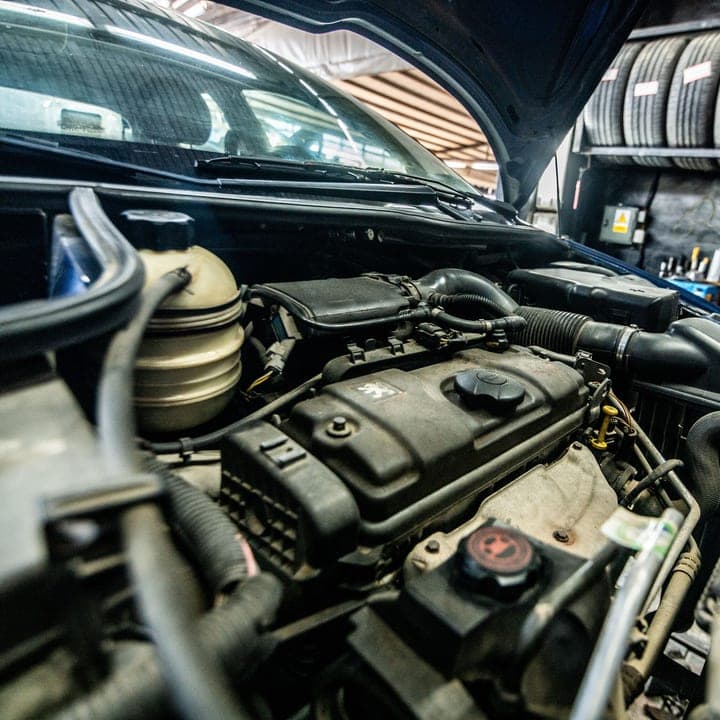 Motor de un coche durante una revisión en el taller